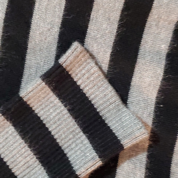 BEBE Sweater beautiful XS like new. - Picture 4 of 5